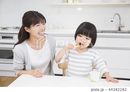 歯磨きをする3歳の女の子 歯磨きをする3歳の女の子 44382282