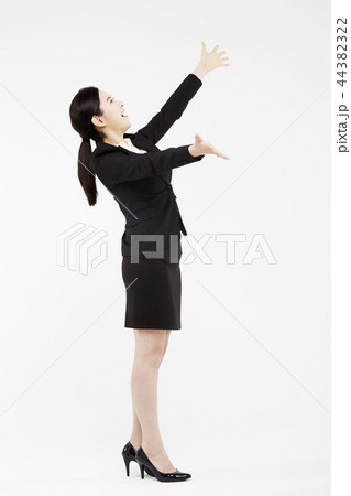 ビジネスウーマン 若い女性 表情 44382322
