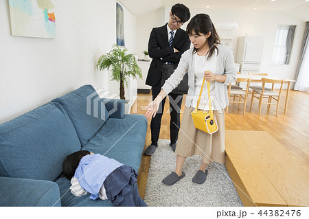 登園を嫌がる女の子 44382476