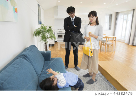 登園を嫌がる女の子 44382479