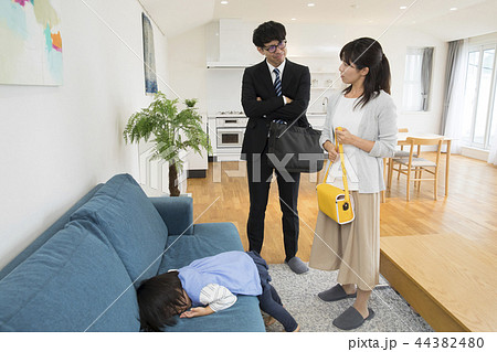 登園を嫌がる女の子 44382480