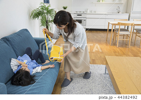登園を嫌がる女の子 登園を嫌がる女の子 44382492