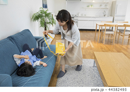 登園を嫌がる女の子 44382493