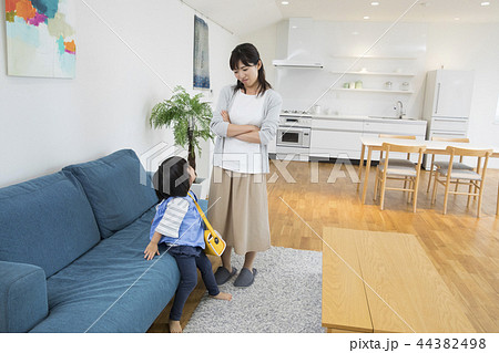 登園を嫌がる女の子 登園を嫌がる女の子 44382498