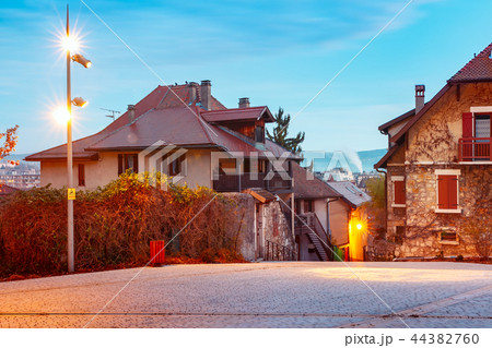 Cozy street in Old Town of Annecy, France 44382760