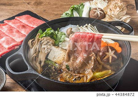 和牛肉ですきやき Tasty sukiyaki Japanese cuisine 和牛肉ですきやき Tasty sukiyaki Japanese cuisine 44384872