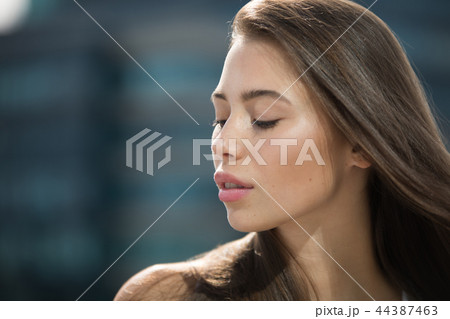 Portrait of a young beautiful woman. 44387463