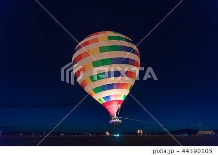 夜空に浮かぶ熱気球 44390105