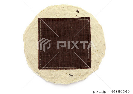 丸い和紙に茶色い布 丸い和紙に茶色い布 44390549