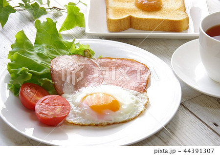 ハムエッグの朝食　目玉焼き 44391307