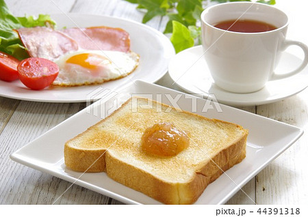 トーストとハムエッグ 朝食 トーストとハムエッグ 朝食 44391318