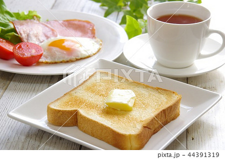 トーストとハムエッグ 朝食 トーストとハムエッグ 朝食 44391319