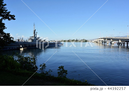 ハワイのパールハーバー 展示されている第二次大戦時の潜水艦とフォード島を結ぶ橋 の写真素材