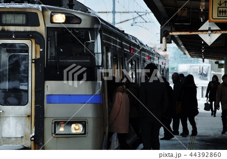 稲積公園駅に停車中の函館本線普通列車（キハ201系） 44392860