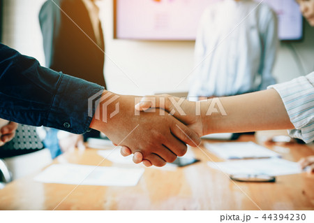 Team of entrepreneurs collaborating deal Team of entrepreneurs collaborating deal 44394230