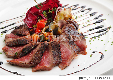 子牛のステーキ 44394244