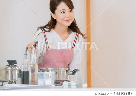 料理を作る女性 44395397