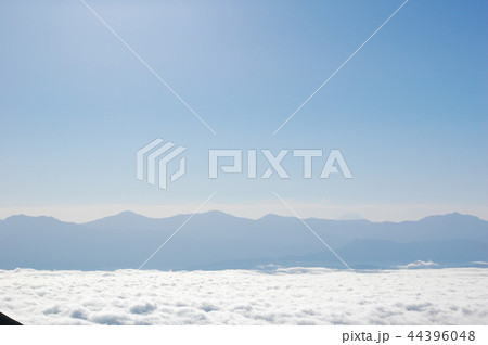 千畳敷カールから眺める南アルプスの山並みと雲海 千畳敷カールから眺める南アルプスの山並みと雲海 44396048