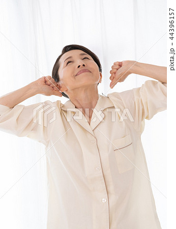 爽やかに目覚めた女性 44396157