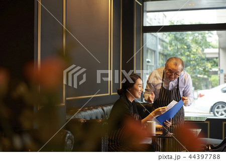 人物 室内 カフェ 44397788