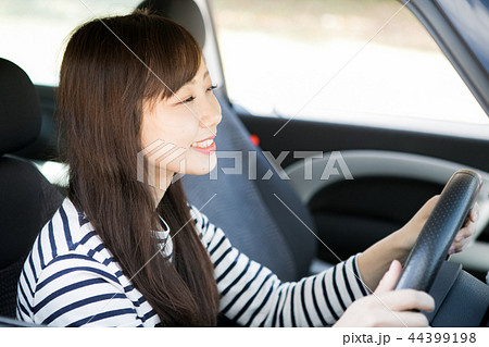 車の運転をする女性 車の運転をする女性 44399198