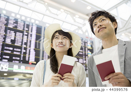 空港 旅行 夫婦 カップル 見上げる 空港 旅行 夫婦 カップル 見上げる 44399576