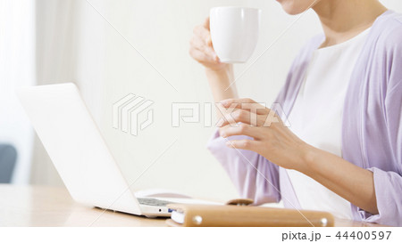 デスクワークする女性　ボディパーツ　パーツカット　顔なし 44400597