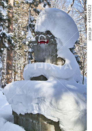 大雪の積もった狛犬 44400822