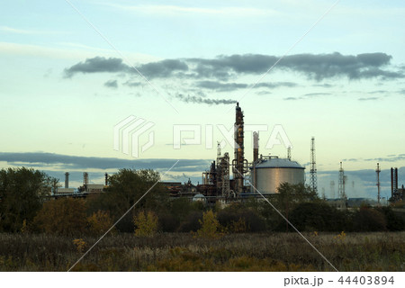Distillation columns and storage tank Distillation columns and storage tank 44403894