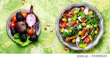 Dietary salad with figs 44406024