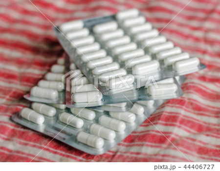 White tablets in blisters 44406727