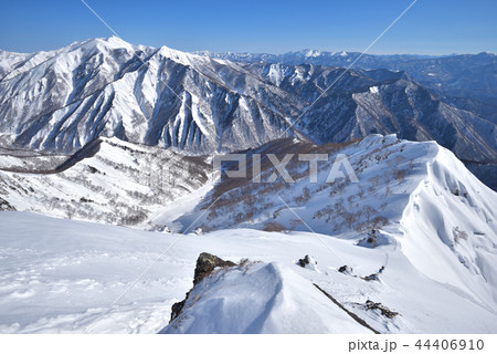 雪山　谷川岳西黒尾根から見るマチガ沢、白毛門山、上越国境稜線方面 44406910
