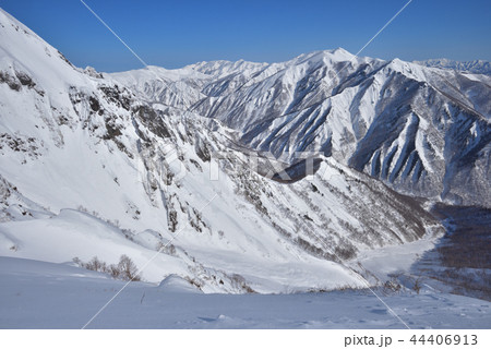 雪山 谷川岳西黒尾根から見るマチガ沢、白毛門山、上越国境稜線方面 雪山 谷川岳西黒尾根から見るマチガ沢、白毛門山、上越国境稜線方面 44406913