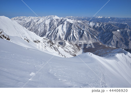 雪山 谷川岳西黒尾根上部から見るマチガ沢、白毛門山、上越国境稜線方面 雪山 谷川岳西黒尾根上部から見るマチガ沢、白毛門山、上越国境稜線方面 44406920