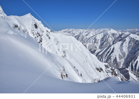 雪山　谷川岳西黒尾根上部からみたオキノ耳、東尾根と遠く巻機山へ続く上越国境 44406931