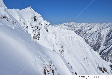 雪山 谷川岳西黒尾根上部からみたオキノ耳、東尾根と遠く巻機山へ続く上越国境 雪山 谷川岳西黒尾根上部からみたオキノ耳、東尾根と遠く巻機山へ続く上越国境 44406935