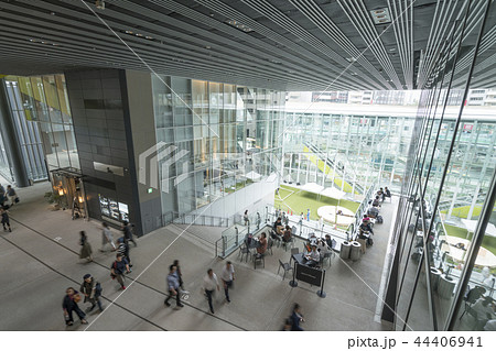 旧東横線渋谷駅ホーム線路跡地に好奇心刺激する渋谷ストリーム開業魅力的な話題のスポット高層ビル商業施設 44406941
