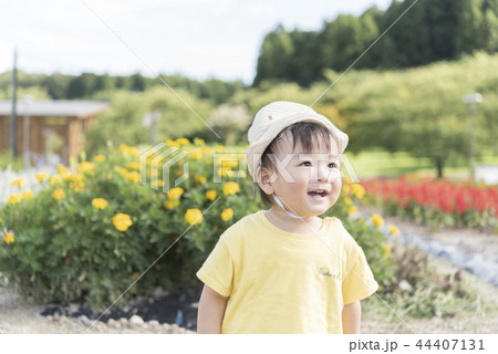 子供 1歳 男の子 公園 子供 1歳 男の子 公園 44407131