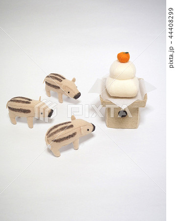 うり坊と鏡餅 44408299