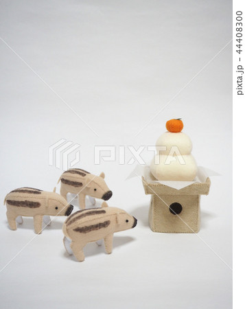 うり坊と鏡餅 44408300