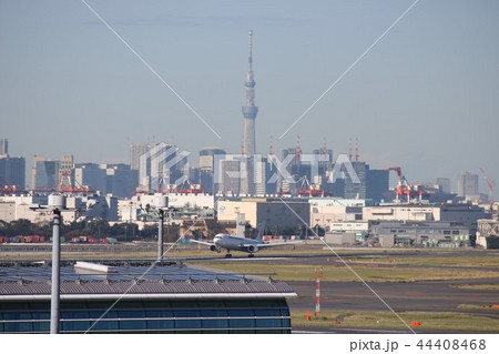スカイツリーをバックに羽田に着陸する飛行機 スカイツリーをバックに羽田に着陸する飛行機 44408468