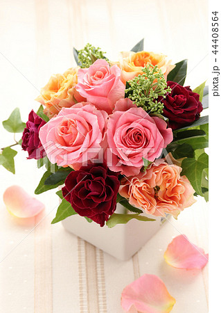 秋色のバラアレンジ 44408564