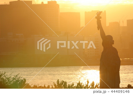夕日の自由の女神 44409146