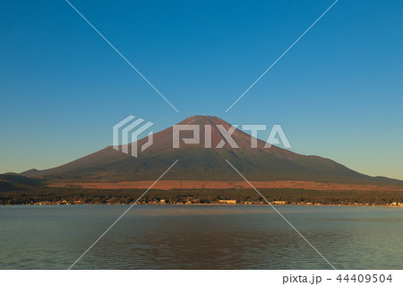 山肌染める赤富士と山中湖 山肌染める赤富士と山中湖 44409504