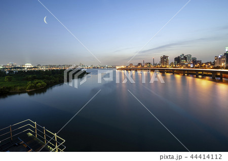 月 反射 反影 44414112