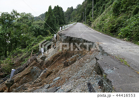 豪雨による土砂崩れ 豪雨による土砂崩れ 44416553