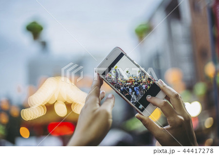 スマホで撮影する人 スマホで撮影する人 44417278