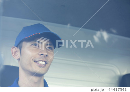 宅配　物流イメージ　配送員　ドライバー 44417541
