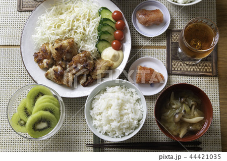 唐揚げがメインの食卓 44421035