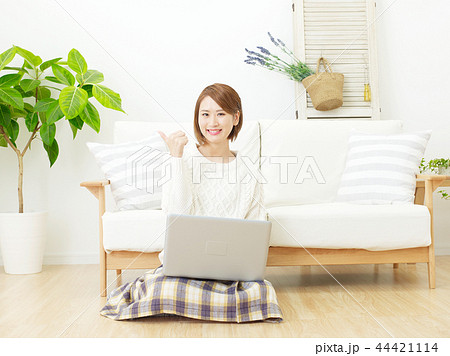 女性　リビング　ノートパソコン 44421114